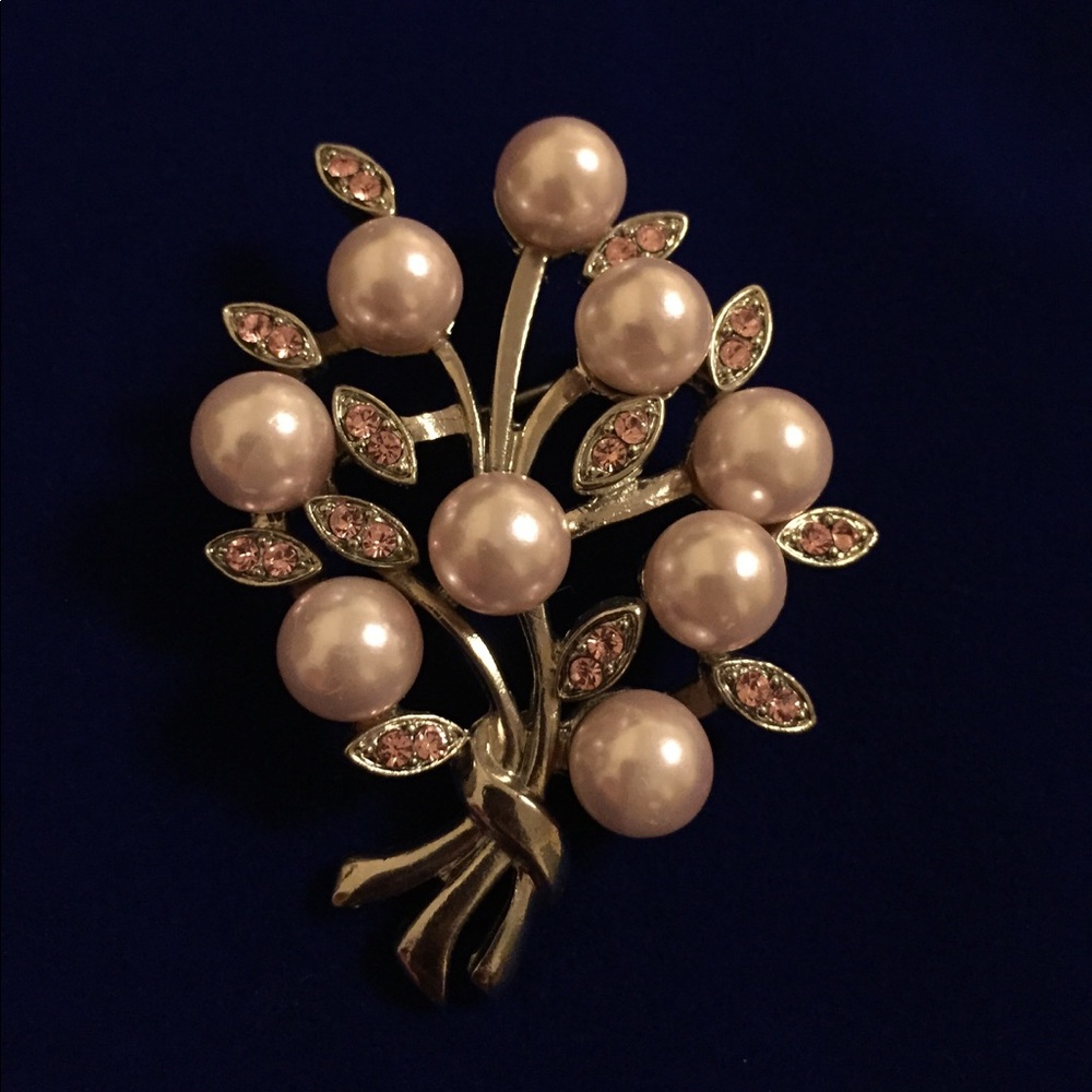 Brooch with pearls and pink rhinestones